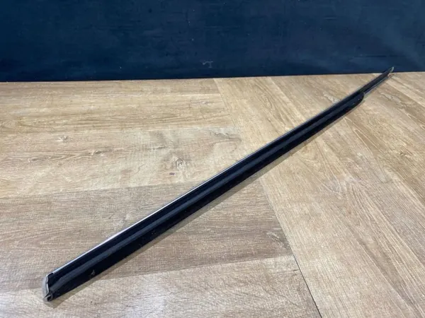 Mercedes E W207 Tira Raspante Trasera Izquierda OEM FAH3888 image 3