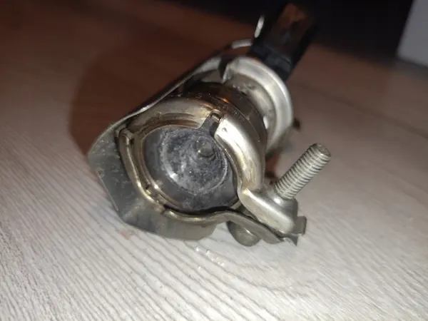 Inyector AdBlue Peugeot OE 9813930180 Usado image 3