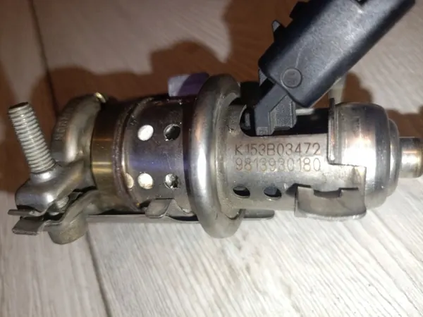 Inyector AdBlue Peugeot OE 9813930180 Usado image 4