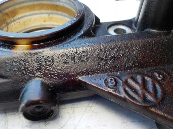 Venttiilikansi OEM 066109210G VW Golf V R32 3.2 VR6:lle image 5