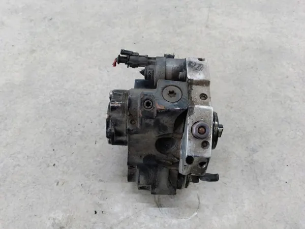 Pompe à injection OEM 8689590 pour Volvo XC90 d'occasion image 2
