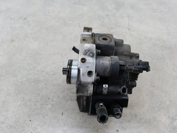 Pompe à injection OEM 8689590 pour Volvo XC90 d'occasion image 4