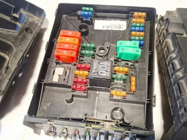 Caixa de fusíveis OEM 1K0937125A para VW Golf V image 3