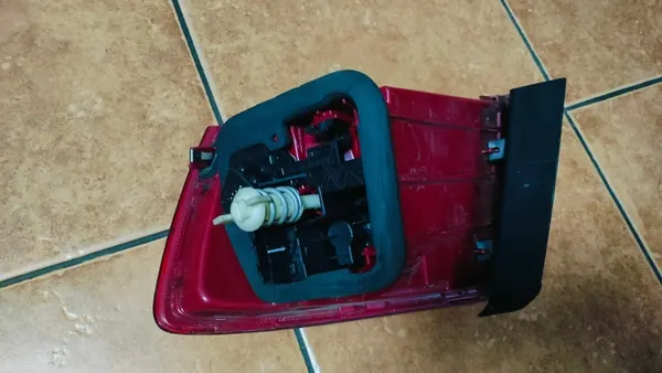 Luz trasera izquierda VW Jetta 5C USA 5C6945095D image 2