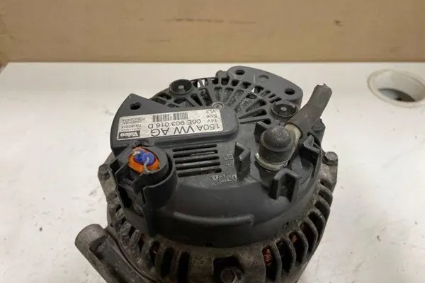 Vaihtovirtageneraattori AUDI A6 2.0L diesel 2007 06E903016D image 2