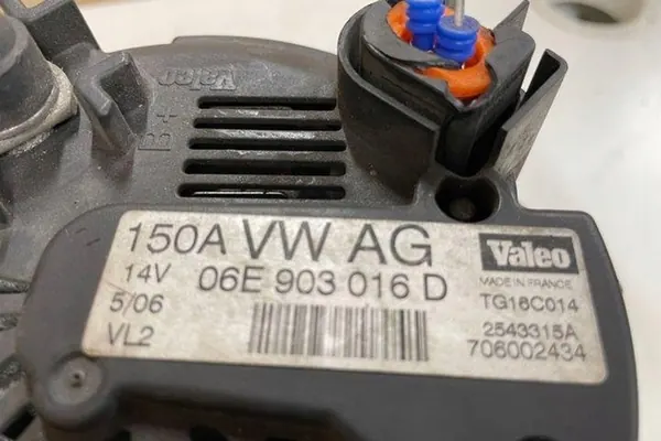 Vaihtovirtageneraattori AUDI A6 2.0L diesel 2007 06E903016D image 6