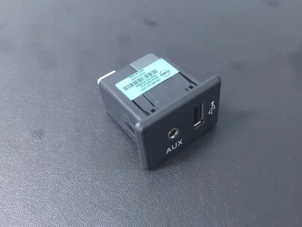 Enchufe USB Nissan Pulsar OEM 795405020 - Usado image 2
