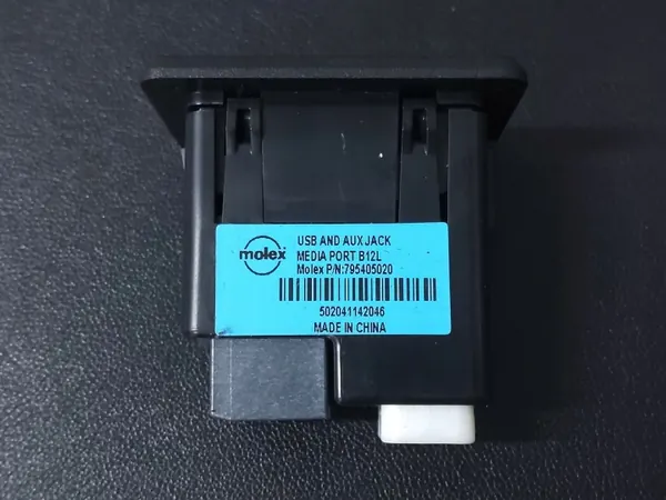 Enchufe USB Nissan Pulsar OEM 795405020 - Usado image 3