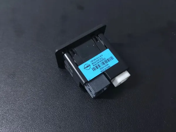 Enchufe USB Nissan Pulsar OEM 795405020 - Usado image 4