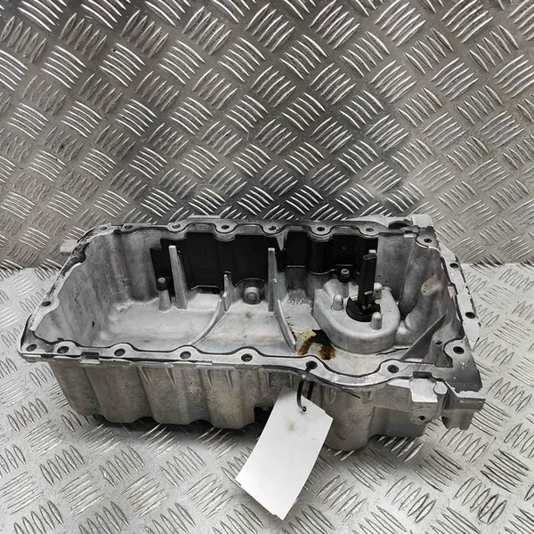 Oljepanna VW Golf V 2.0L 2008 06F103603B image 3