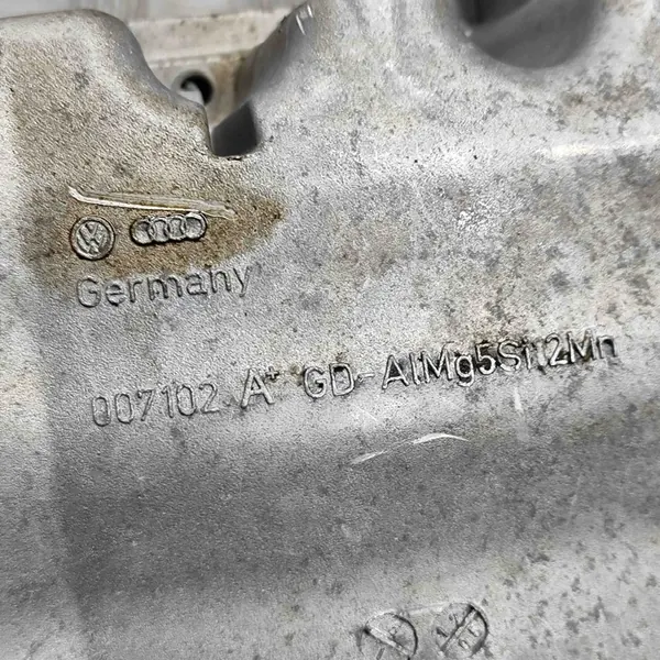 Oljepanna VW Golf V 2.0L 2008 06F103603B image 6