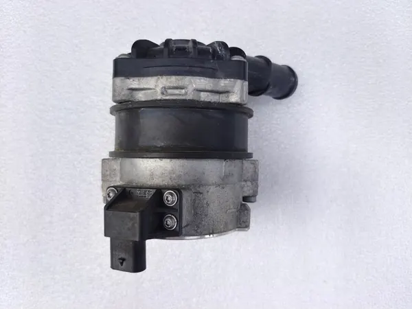 Vattenpump Audi RS4 RS5 SQ5 Q5 8K0965567C image 2