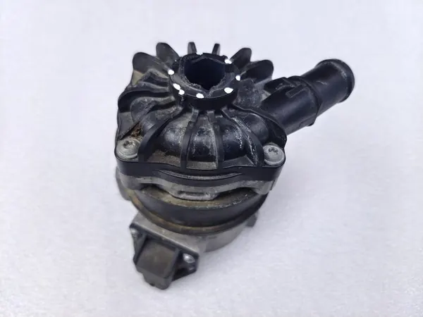 Vattenpump Audi RS4 RS5 SQ5 Q5 8K0965567C image 3