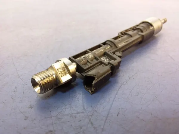 Inyector Combustible BMW OEM 8626147 para Serie 5 G30 4.4 image 3