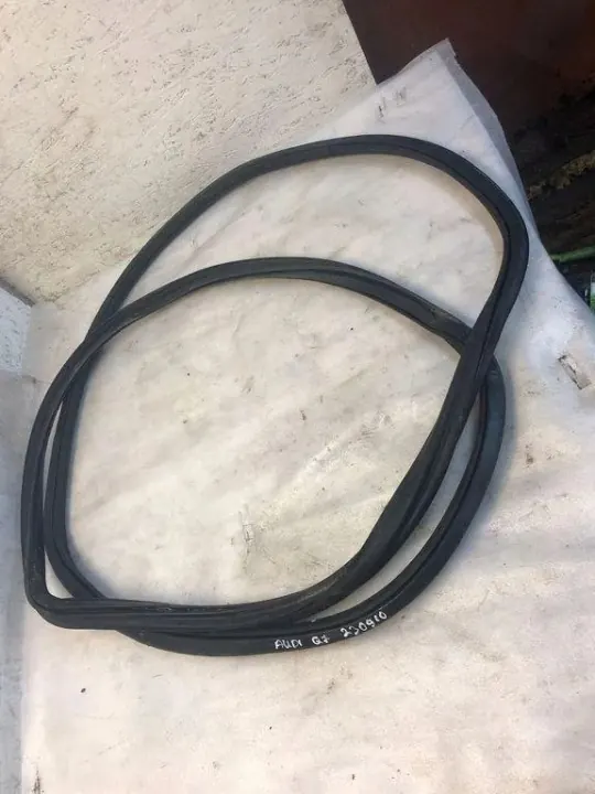 Junta de porta-malas Audi Q7 OEM 4L0827705 - Usado image 2