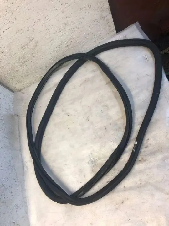 Junta de porta-malas Audi Q7 OEM 4L0827705 - Usado image 3