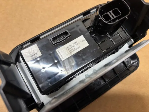 KIA EV6 Stroomaansluiting OEM 95190-CVZA0 - Gebruikt image 3