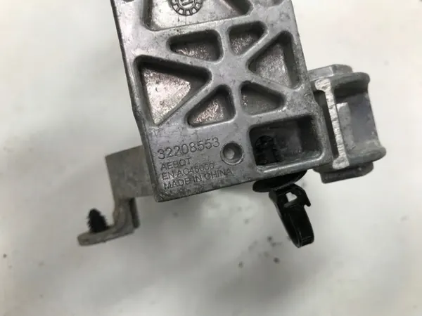 Volvo Waterpompbeugel OEM 32208553 - Gebruikt image 6