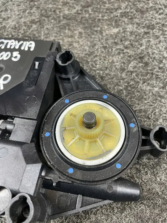 Skoda Octavia II Lift voor rechts raammotor OEM 1T0959702 image 5