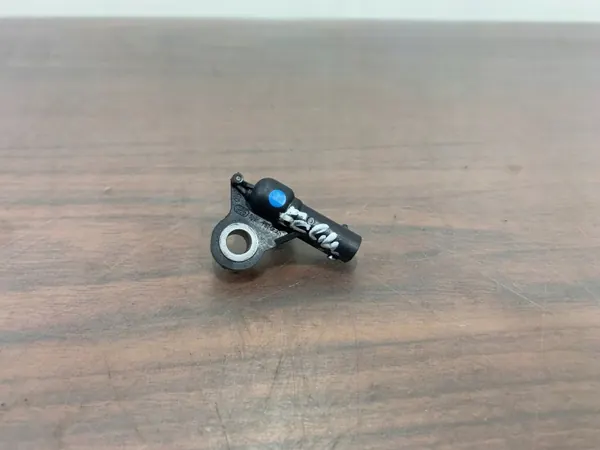 Sensor de impacto Mitsubishi OE 8651A259 - Usado image 2