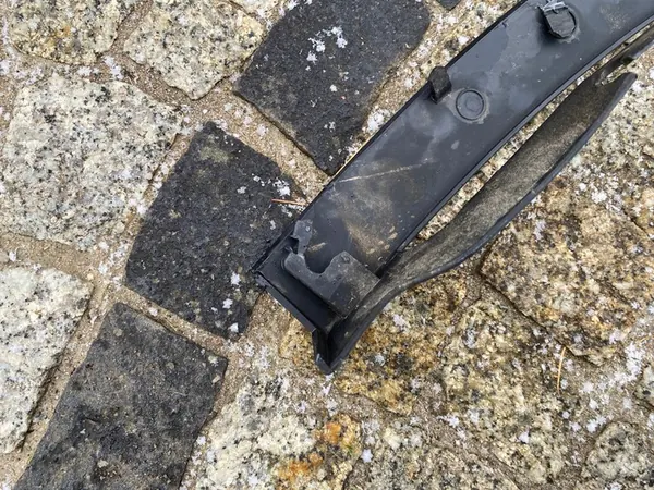 Tesla Y Oikea Etulokasuoja OEM 1683860-00-A image 10