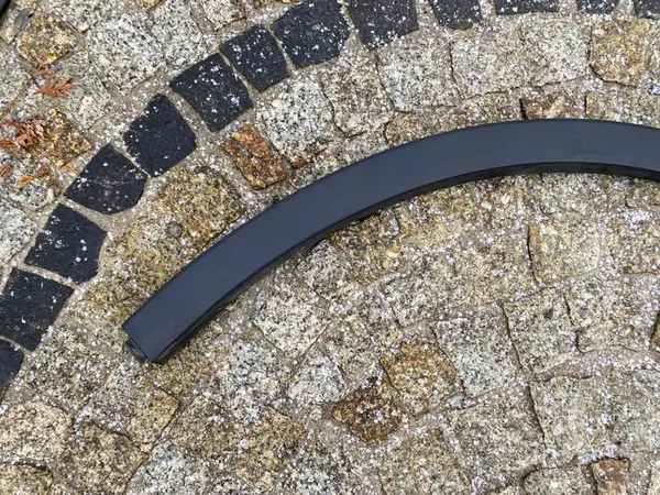 Tesla Y Oikea Etulokasuoja OEM 1683860-00-A image 2