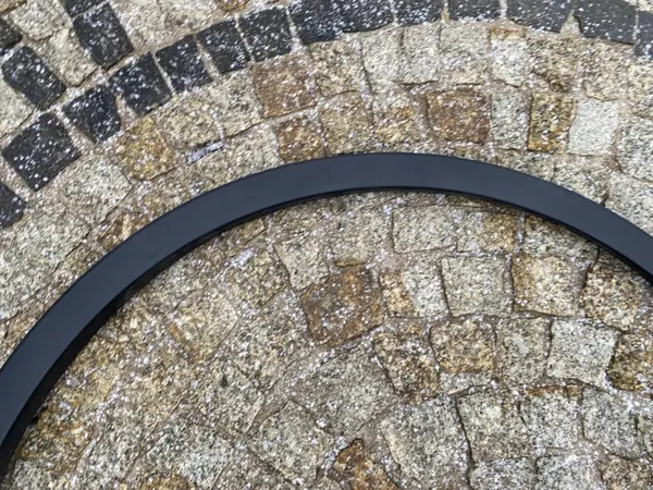 Tesla Y Oikea Etulokasuoja OEM 1683860-00-A image 3