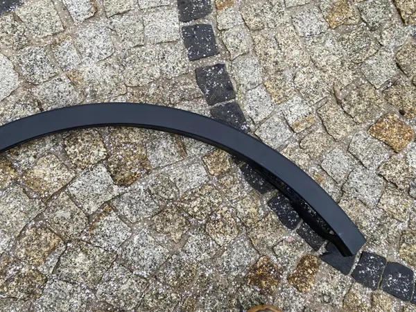 Tesla Y Oikea Etulokasuoja OEM 1683860-00-A image 4