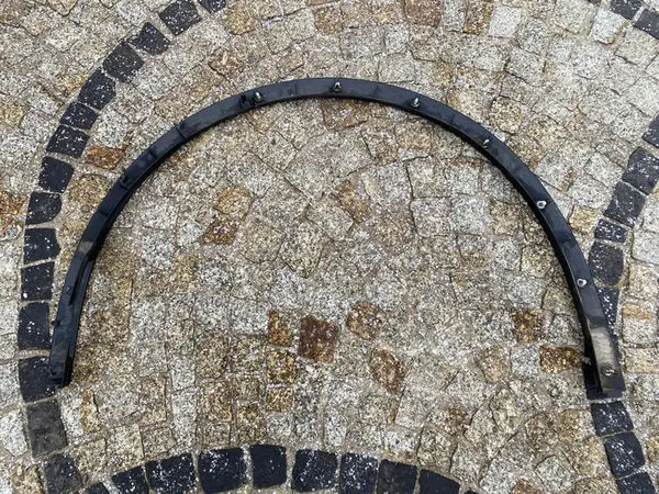 Tesla Y Oikea Etulokasuoja OEM 1683860-00-A image 9