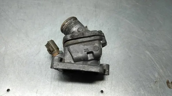 Carcasa de termostato Volvo V70 II Lift 2.4B 30650022 image 2