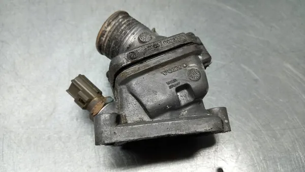 Carcasa de termostato Volvo V70 II Lift 2.4B 30650022 image 4