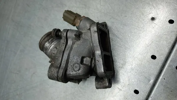 Carcasa de termostato Volvo V70 II Lift 2.4B 30650022 image 6