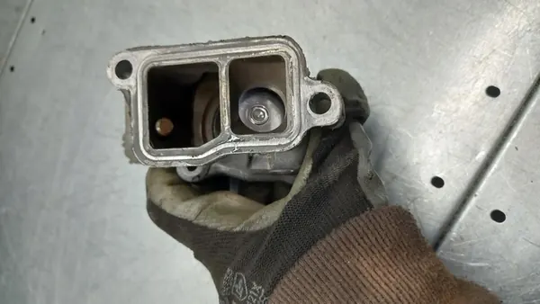 Carcasa de termostato Volvo V70 II Lift 2.4B 30650022 image 7