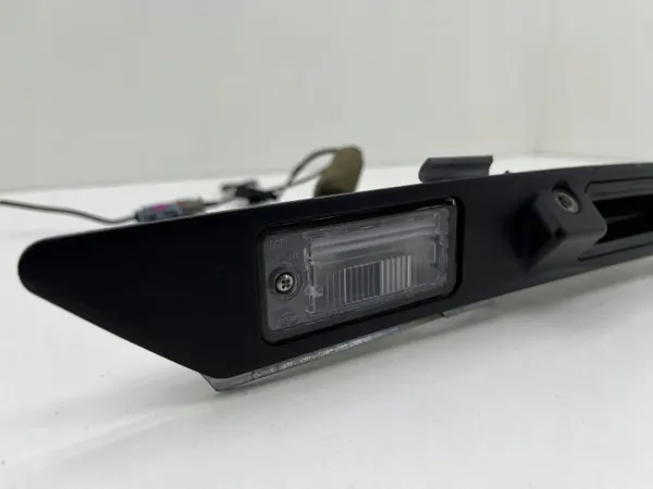 Garniture de hayon Audi Q7 4L avec éclairage OEM 8E0827657H image 3