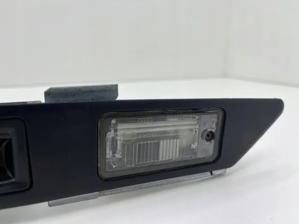 Garniture de hayon Audi Q7 4L avec éclairage OEM 8E0827657H image 5