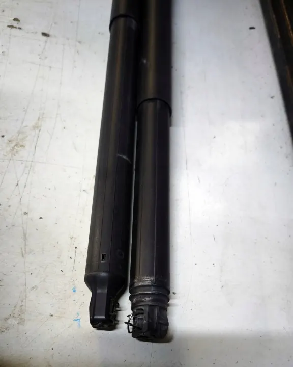 Skoda Superb III Heckklappen-Aktuatoren OEM 3V9827851D 3V9827552 image 3