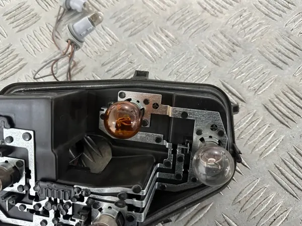 Support d'ampoule Skoda OE d'occasion OEM 6V6945257 image 6