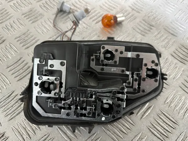Support d'ampoule Skoda OE d'occasion OEM 6V6945257 image 8