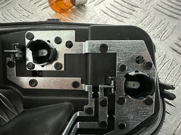 Support d'ampoule Skoda OE d'occasion OEM 6V6945257 image 9