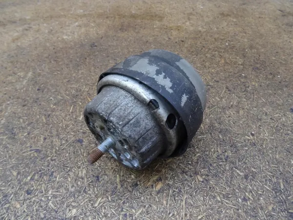 Moottorin kiinnike AUDI A6 C6 2.7 TDI 4F0199379BH image 2