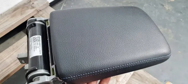 Reposabrazos consola central OEM 8W0864283F - Usado image 10