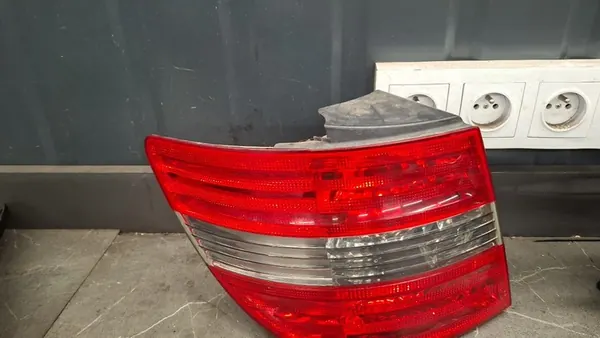 Lámpara trasera izquierda Mercedes B-Class W-245 A1698202564 image 4