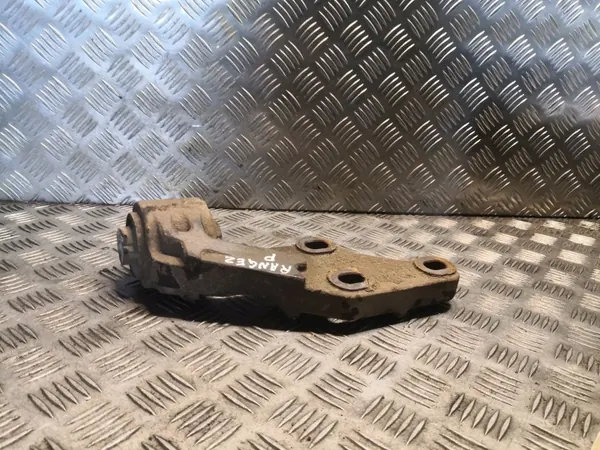 Land Rover TAU500070 Vorderes Differentialträger image 4