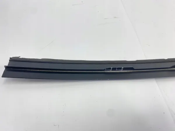 Mercedes W201 190 Tuulilasin Etureunuslistasarja image 10