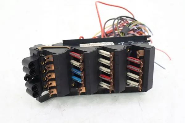 Sulakekotelo Mercedes W124 OEM 1245407332 - Käytetty image 3
