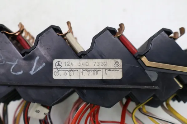 Sulakekotelo Mercedes W124 OEM 1245407332 - Käytetty image 4