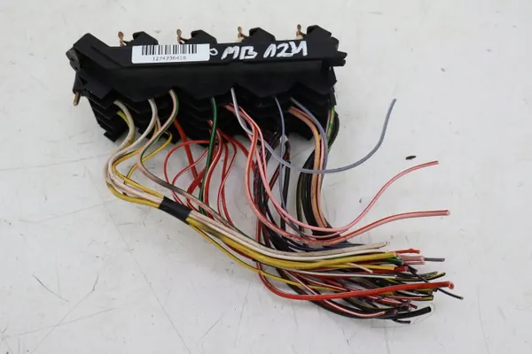 Sulakekotelo Mercedes W124 OEM 1245407332 - Käytetty image 5