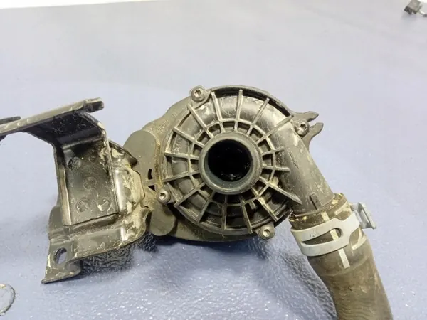 Skoda waterpomp OEM 1EA965567H - Gebruikt image 8