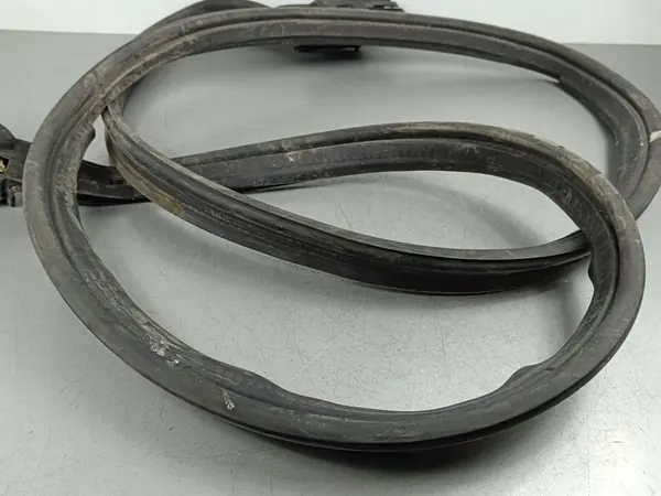 Joint de coffre arrière Mercedes-Benz SL AMG R231 - Usagé - A2317500098 image 2