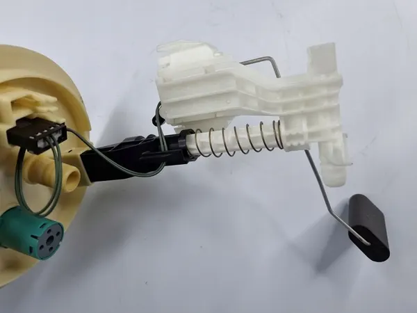 Capteur de niveau de carburant Dodge Charger 2021 OEM 68405632AA image 4